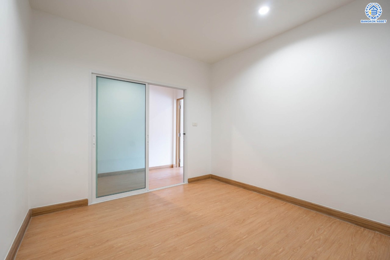 บ้านมือสองตกแต่งใหม่ ม.บัณฑิตโฮม ดอนเมือง เนื้อที่ 22.5 ตร.ว. ฟังก์ชัน 3 ห้องนอน 2 ห้องน้ำ จอดรถได้ 1 คัน บนทำเลศักยภาพ หน้าโครงการติดถนนวิภาวดี ใกล้สนามบินดอนเมือง ฟิวเจอร์พาร์ครังสิต, ม.รังสิต จุดขึ้นทางด่วน "โทลเวย์" และรถไฟฟ้าสายสีแดง "สถานีหลักหก"